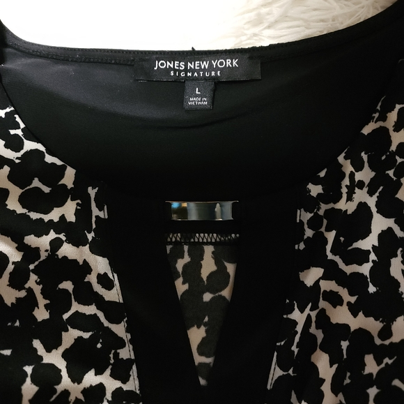 Ladies black and white sleeveless blouse with v neck - Picture 4 of 4